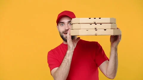 Delivery guy man in red cap t-shirt uniform workwear hold give order empty Vidéo 136282101