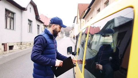 Delivery man delivering parcel box to recipient. 動画素材 88915005