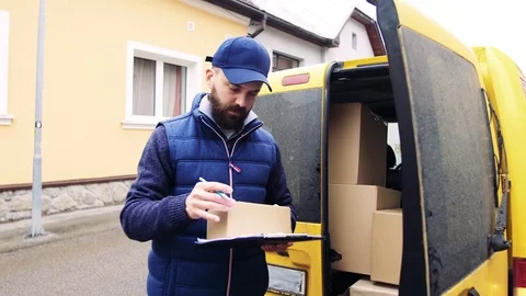 Delivery man delivering parcel box to recipient. 動画素材 88915242