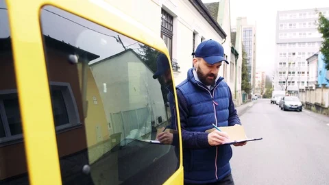 Delivery man delivering parcel box to recipient. 스톡 동영상 88915318