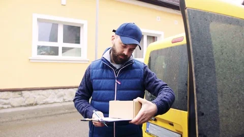 Delivery man delivering parcel box to recipient. 스톡 동영상 88915588