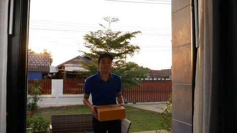 Delivery man delivering a parcel box to customer woman at home. 4k Video Video stock 130113195