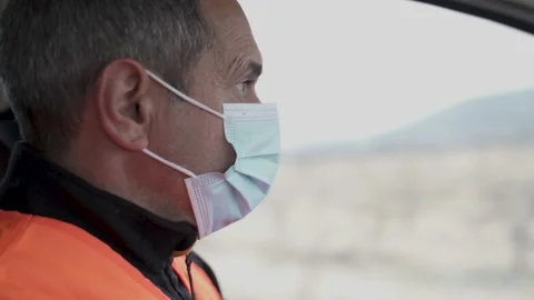 Delivery man driving with face mask. 库存影片 149480199
