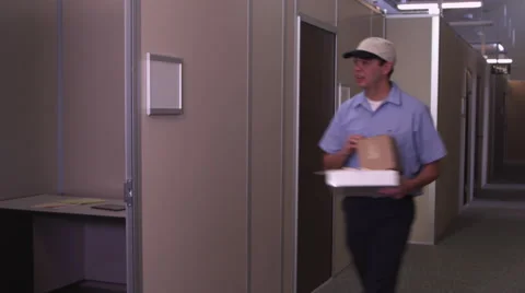 Delivery man giving package to office worker Video stock 67343501