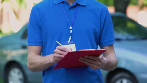 Delivery man giving proof document for signature, paperwork, parcel insurance Vídeos de archivo 91235101