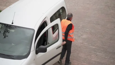 Delivery man with mask delivers package to customer. 库存影片 149479831