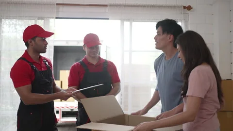 Delivery man move items to the house. 스톡 동영상 245283708