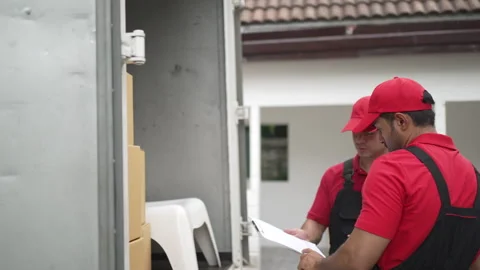 Delivery man move items to the house. 스톡 동영상 245283709