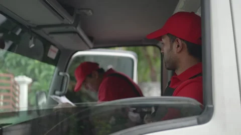 Delivery man move items to the house. 스톡 동영상 245283954