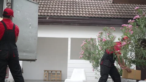 Delivery man move items to the house. 스톡 동영상 245284530