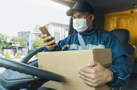 Delivery man with a parcel box Foto stock