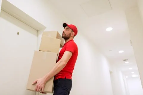 Delivery man with parcel boxes at customer door Foto stock