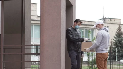 Delivery of packages during a pandemic Vídeo Stock 133567915