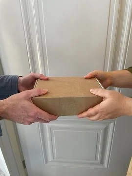 Delivery of the parcel by courier Foto stock