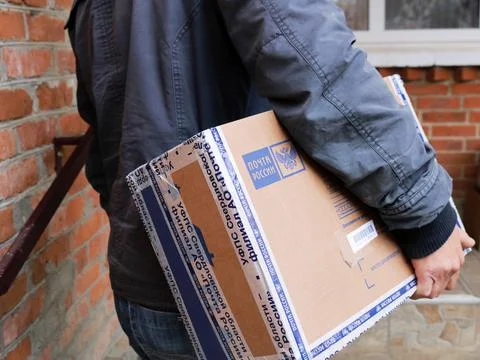 Delivery of postal parcels by courier Stockfoto's