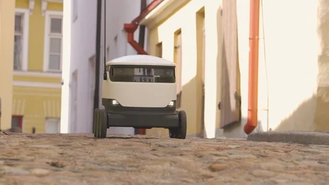 Delivery robot on its way around. Vidéo 106802379