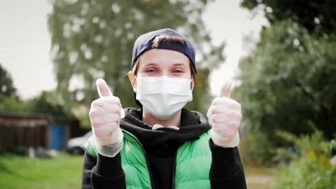 Delivery service during lockdown: Portrait of delivery person. Video stock 140219089