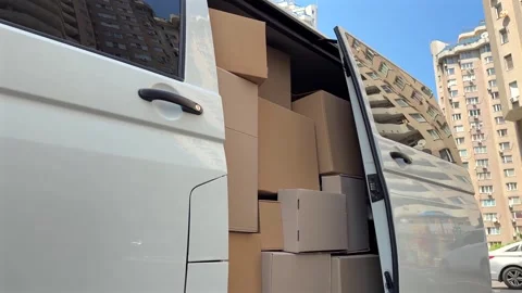 Delivery van with boxes parked in urban environment. Efficient delivery concept Vídeo Stock 336525401