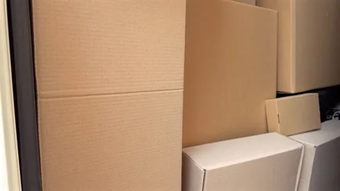 Delivery van with boxes. Reliable logistics and package handover concept Vídeo Stock 336525530