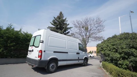 Delivery Van Leaving Warehouse Vídeos de archivo 128790593