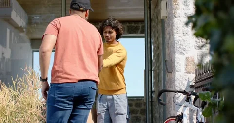 Delivery worker scanning QR code on phone at porch after showing phone, handing Vídeo Stock 335268941