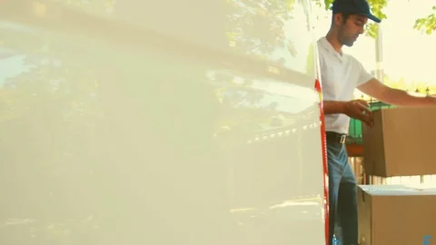 Deliveryman moving packages using a trolley Vídeos de archivo 107647354