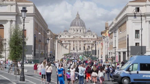 Via della Conciliazione Crowd Approaching St. Peter's Basilica 库存影片 341127545
