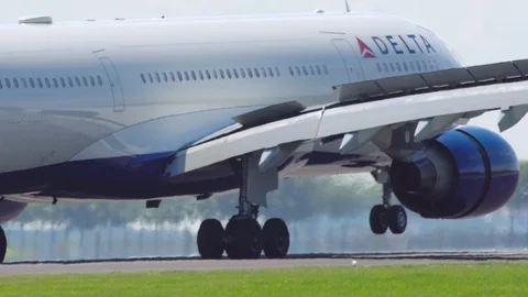 Delta Air Lines approaching Video stock 115272195