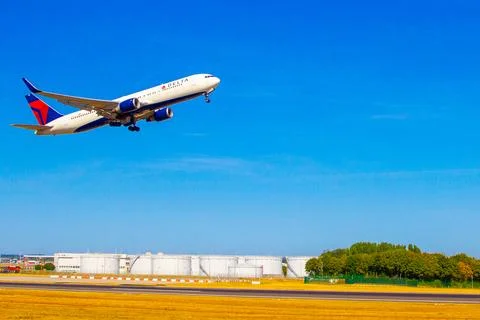 Delta Air Lines Boeing 767 taking off from Brussels Airport Stock Photos