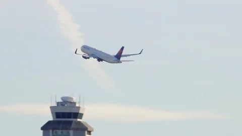 Delta Airlines Boeing 767-300ER airborne. Stock-Footage 127802053