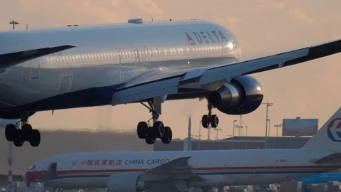 Delta Airlines Boeing 767 approaching Stock Footage 85049371