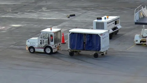 delta-airlines-handlers-airport-tug-foot