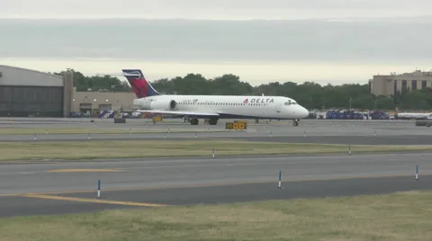 Delta Airlines jet in 4K Stock-Footage 50776319