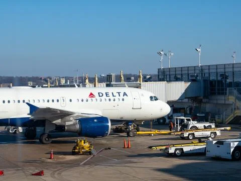 Delta plane docking and refueling at Reagan National Airport Stock Photos