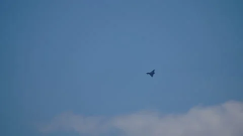 Delta wing fighter jet at high altitude against blue sky Stock-Footage 336279330