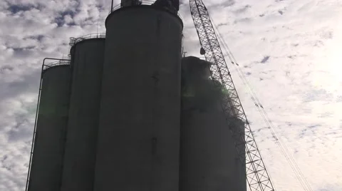 Demilition of a cement silo Video stock 43118176
