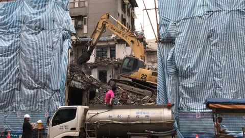 Demolishing a building 스톡 동영상 134007748