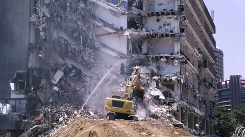 Demolition of an abandoned office building covered with graffiti. Video stock 140019086