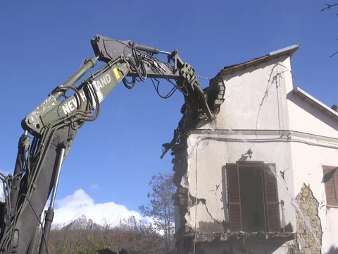 Demolition of a building badly damaged by an eartquake 스톡 동영상 112662546
