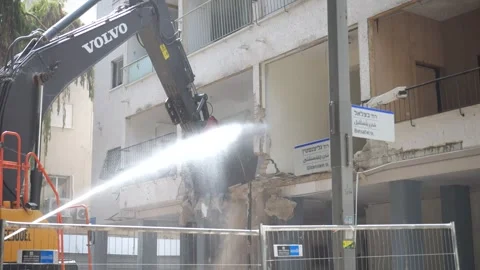 Demolition of a building construction site at Glitzenstein Street 4, Tel Aviv Vídeos de archivo 338351208