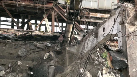 Demolition of a building for new construction. Stockbeeldmateriaal 161729309