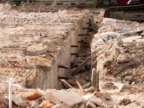 Demolition of a Building with a Solid Concrete Base Plate Foto stock