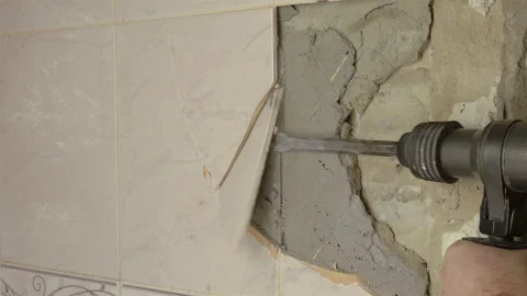 Demolition Hammer Breaking the Tiled Wall Vidéo 111324159