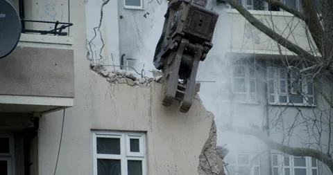 Demolition machine is dismantling a block of flats 스톡 동영상 149495582