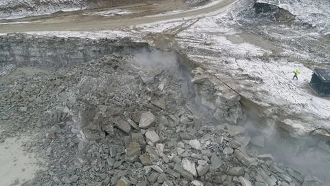 Demolition man after the explosion at the quarry turn the wires. Vídeo Stock 99803127