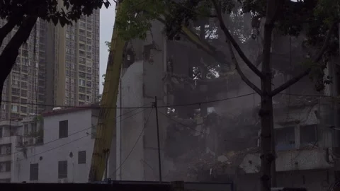 Demolition using a high reach excavator with a hydraulic hammer,4k Vídeos de archivo 292284309