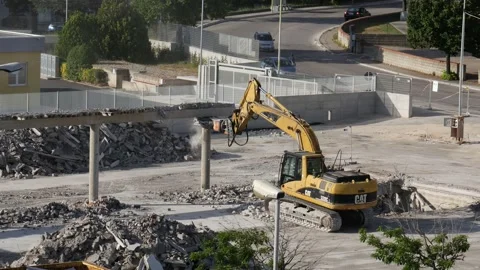 Demolition work with a hydraulic grapple 1 Video stock 195726346