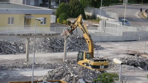 Demolition work with a hydraulic grapple -   B 库存影片 195898338