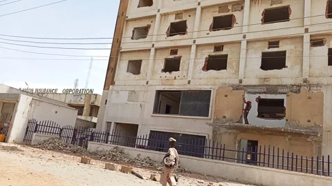 Demolition Workers Breaking Concrete Roadside Building Kano Nigeria Stockbeeldmateriaal 331563064