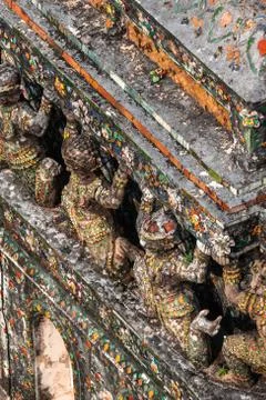 Demon Guardian statues decorating the Buddhist temple Wat Arun in Bangkok, Th Foto stock